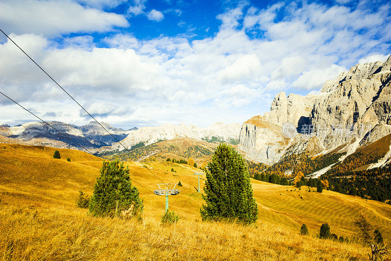 在Val Gardena滑雪胜地的索道，白云石阿尔卑斯山，意大利